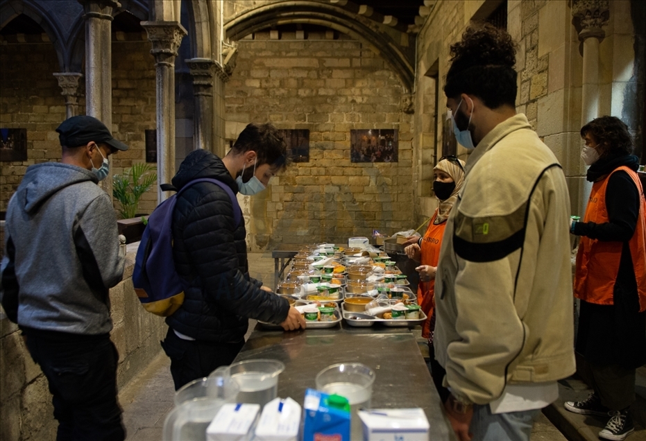 Les Musulmans de Barcelone rompent le jeûne dans la cour d’une église
