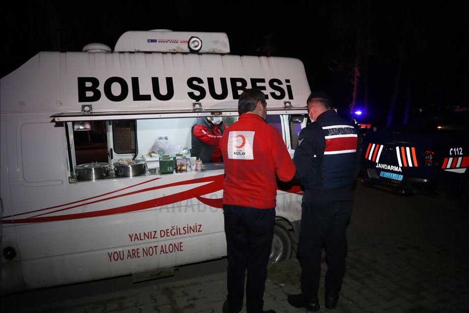 Türk Kızılayı, kısıtlamada görev yapan güvenlik güçlerine çorba ikram ediyor