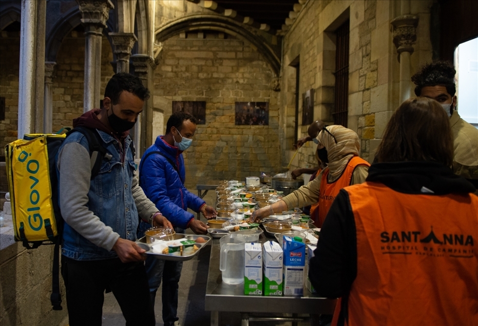 Les Musulmans de Barcelone rompent le jeûne dans la cour d’une église