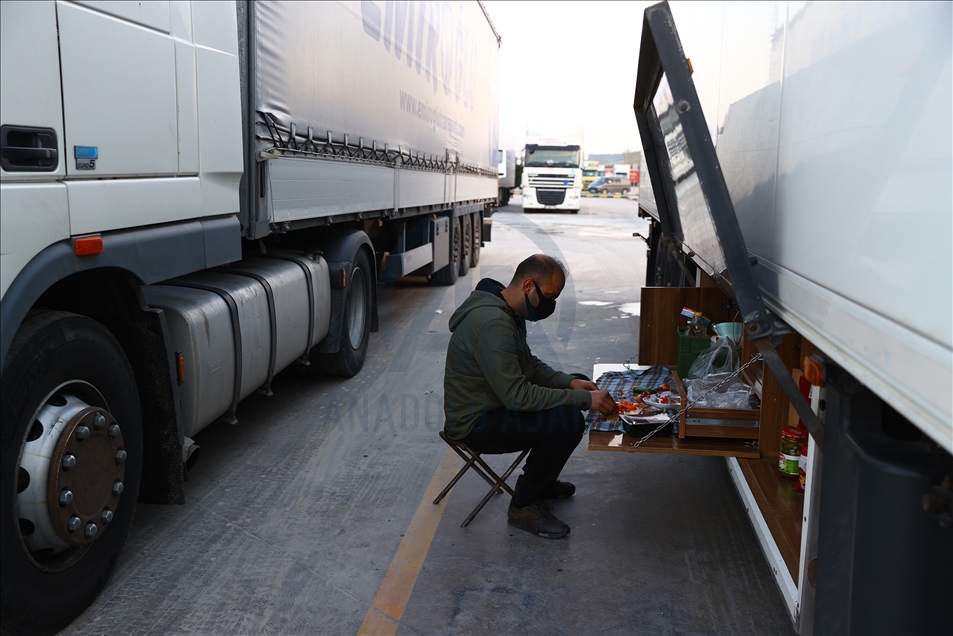 "İhracatın kahramanları" oruçlarını sınır kapısında kendi hazırladıkları yemeklerle açıyor
