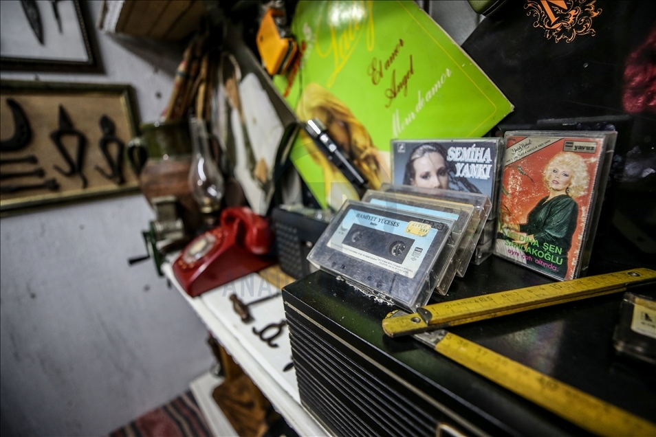 Antika eşyalarla donattığı terzi dükkanında müşterilerini nostaljik yolculuğa çıkarıyor