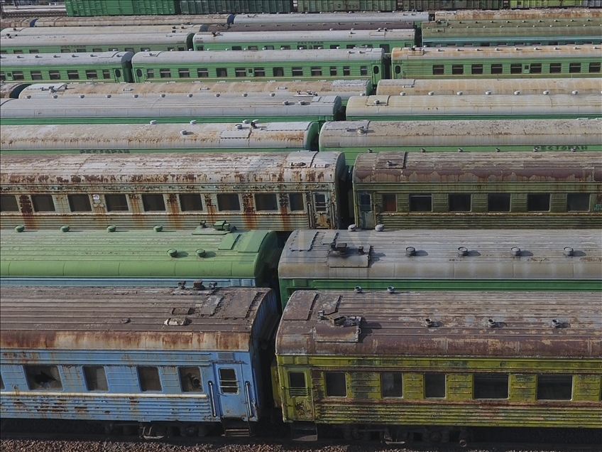 Kırgızistan'da Sovyet döneminden kalan vagonlar