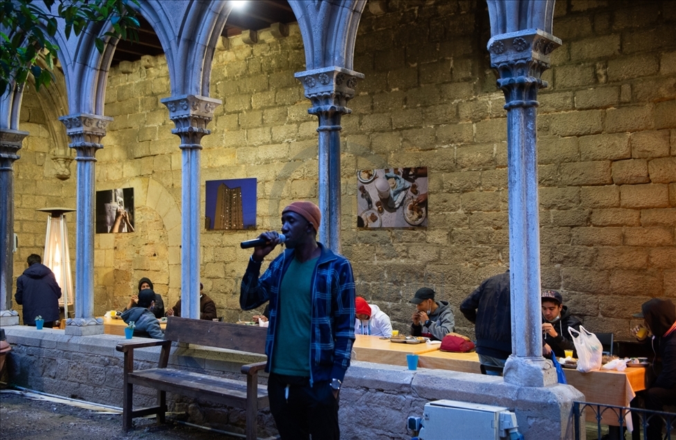 Les Musulmans de Barcelone rompent le jeûne dans la cour d’une église