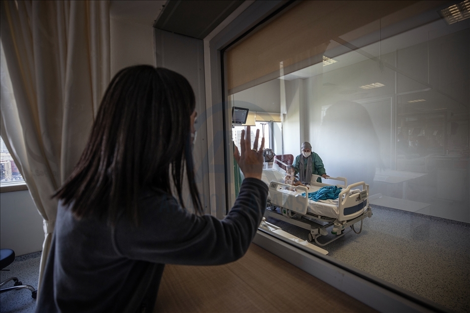 Sağlık çalışanlarının şefkatli elleri, Kovid-19'lu çocuk hastaların da üzerinde