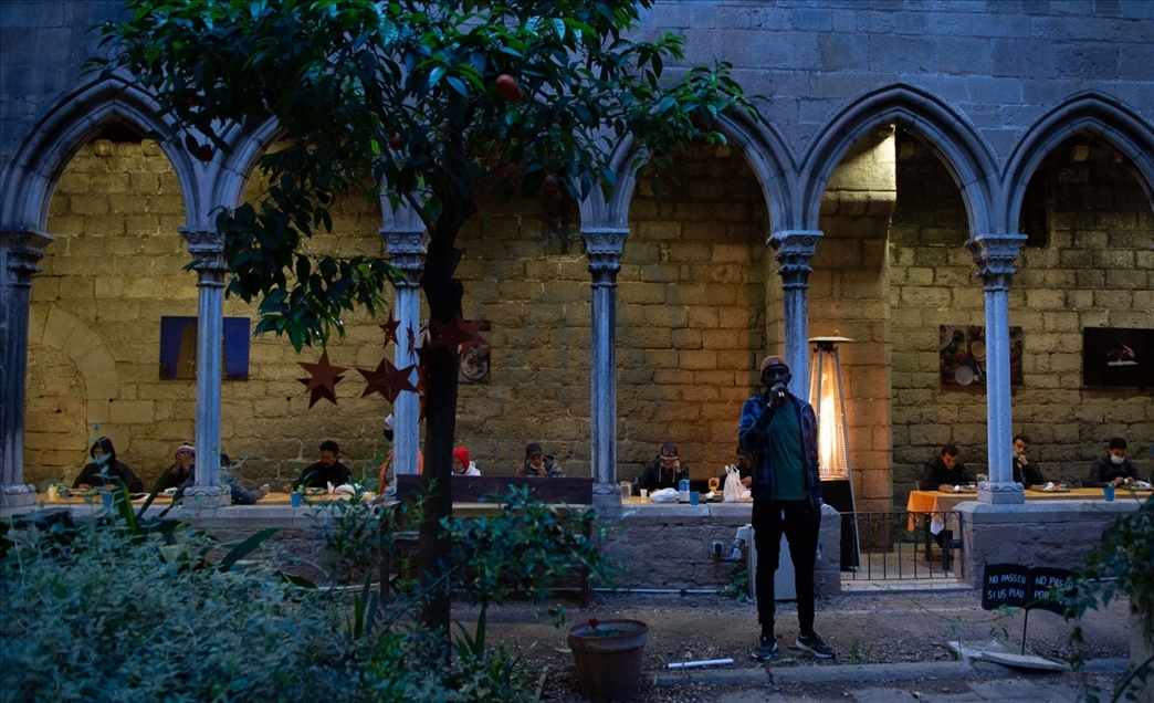 Les Musulmans de Barcelone rompent le jeûne dans la cour d’une église