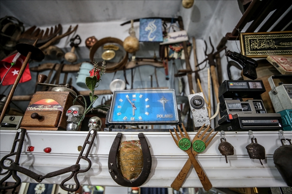 Antika eşyalarla donattığı terzi dükkanında müşterilerini nostaljik yolculuğa çıkarıyor