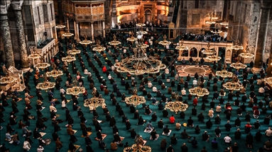اقامه اولین نماز جمعه ماه رمضان در استانبول