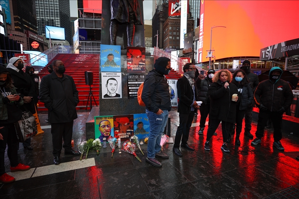 New York'ta polis şiddeti kurbanları için anma etkinliği düzenledi.