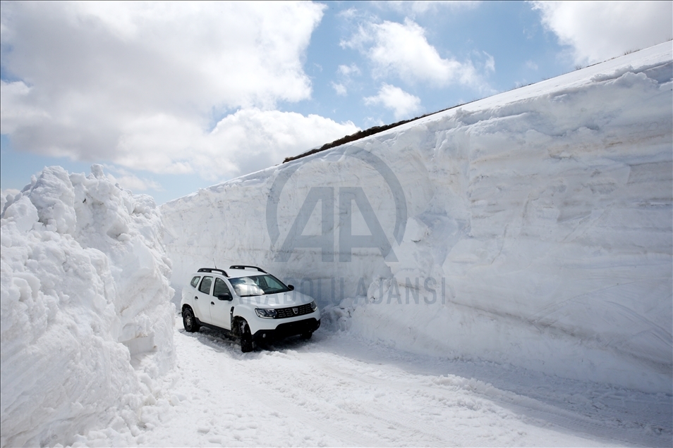 "Turizm cenneti Nemrut Krater Gölü"ne ulaşım için ekiplerin karla mücadelesi sürüyor