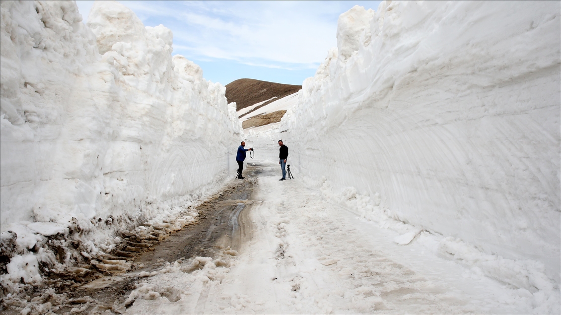 "Turizm cenneti Nemrut Krater Gölü"ne ulaşım için ekiplerin karla mücadelesi sürüyor