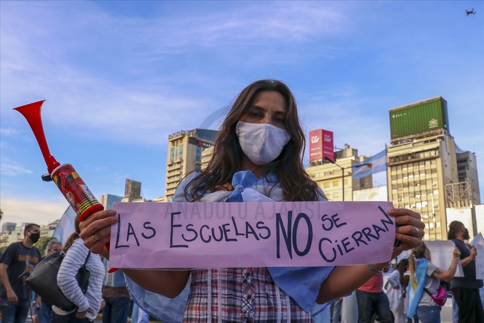 Arjantin'de yüz yüze eğitimin askıya alınması protesto edildi