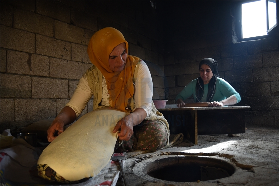 MEHA REHMET Û BEREKETÊ: REMEZAN - Jinên Qersî di remezanê da bi hev ra nan dipêjin
