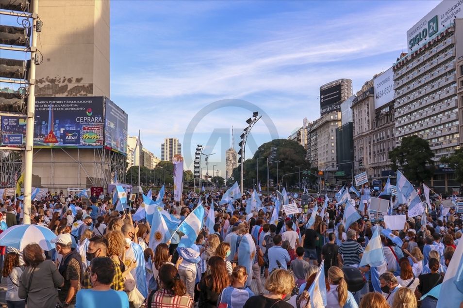Arjantin'de yüz yüze eğitimin askıya alınması protesto edildi