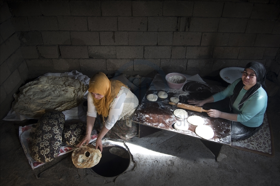 MEHA REHMET Û BEREKETÊ: REMEZAN - Jinên Qersî di remezanê da bi hev ra nan dipêjin