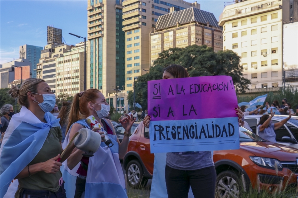 كورونا.. المئات يحتجون على تعليق الدراسة المباشرة في الأرجنتين