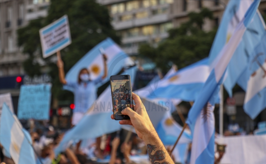 Arjantin'de yüz yüze eğitimin askıya alınması protesto edildi