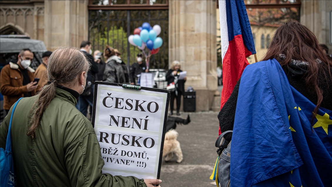 Prag'daki Rusya Büyükelçiliği önünde Rusya karşıtı protesto