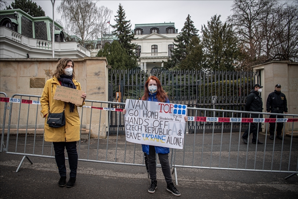 Prag'daki Rusya Büyükelçiliği önünde Rusya karşıtı protesto