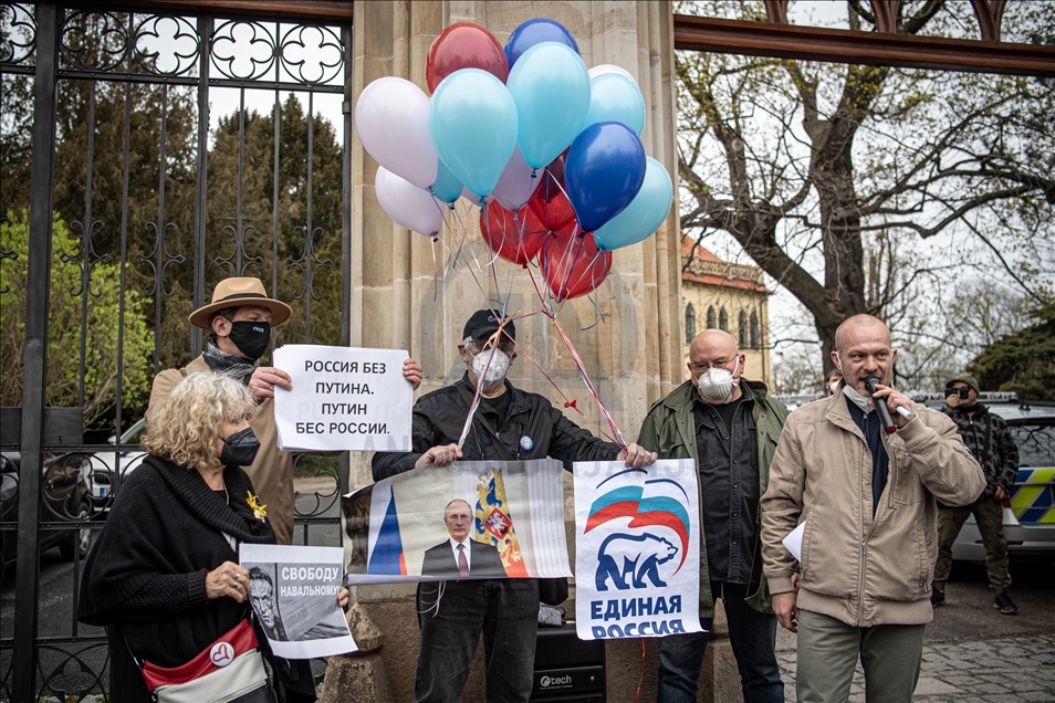 Prag'daki Rusya Büyükelçiliği önünde Rusya karşıtı protesto