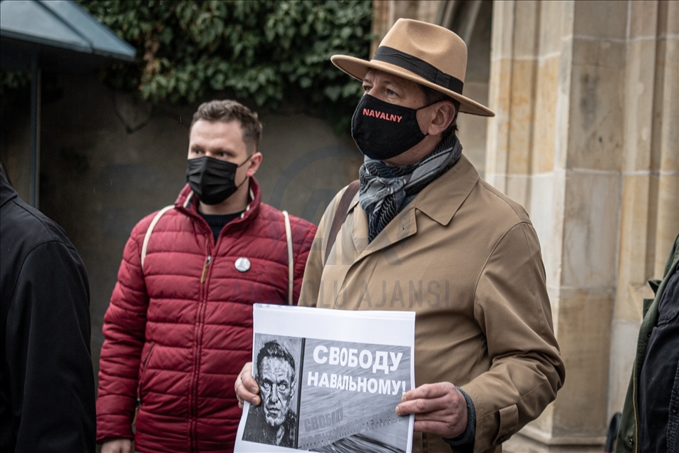 Prag'daki Rusya Büyükelçiliği önünde Rusya karşıtı protesto