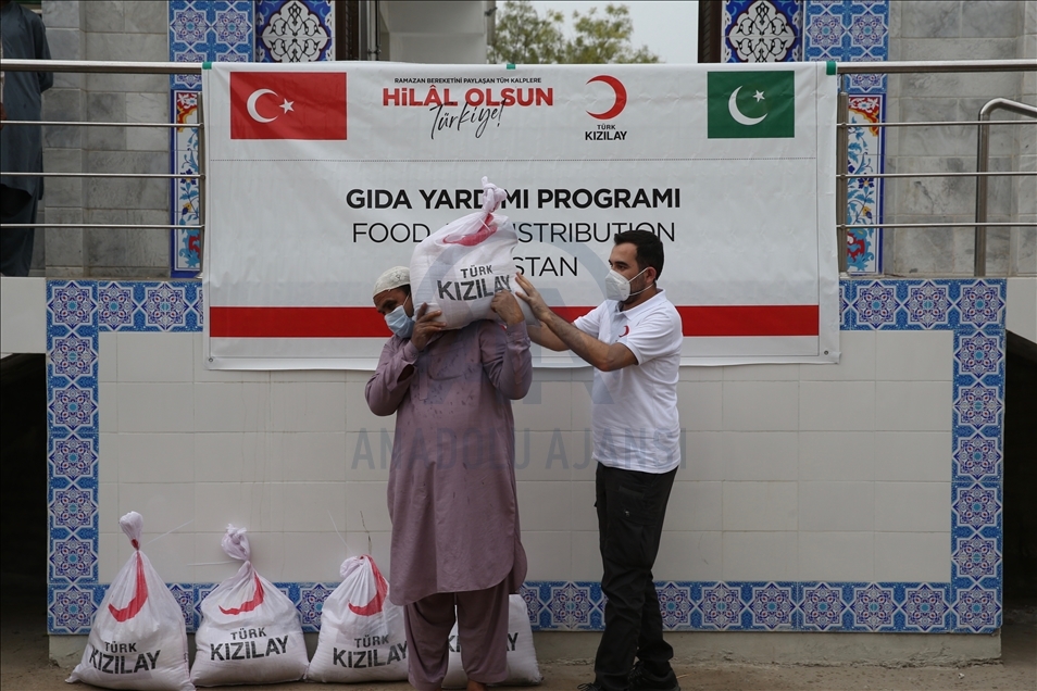 Türk Kızılay, Pakistan’da 200 aileye gıda yardımında bulundu