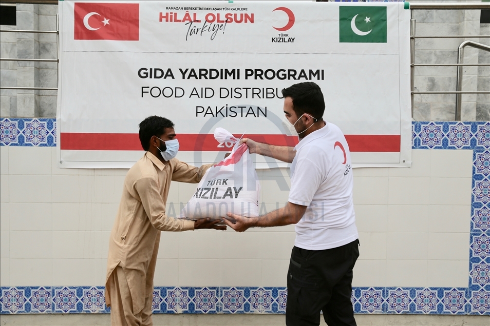 Türk Kızılay, Pakistan’da 200 aileye gıda yardımında bulundu