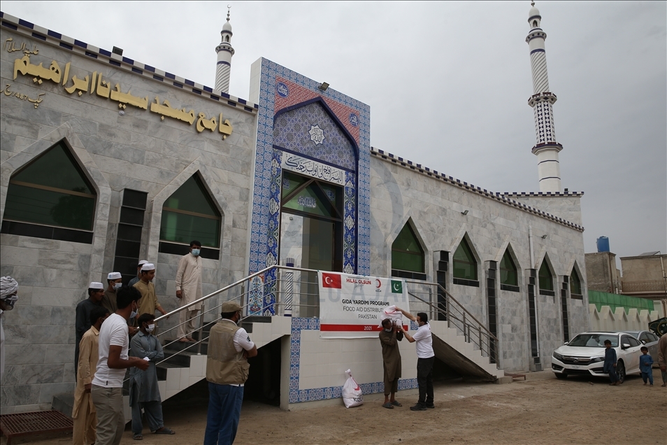 Türk Kızılay, Pakistan’da 200 aileye gıda yardımında bulundu