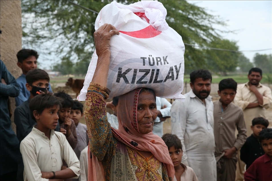 Türk Kızılay, Pakistan’da 200 aileye gıda yardımında bulundu