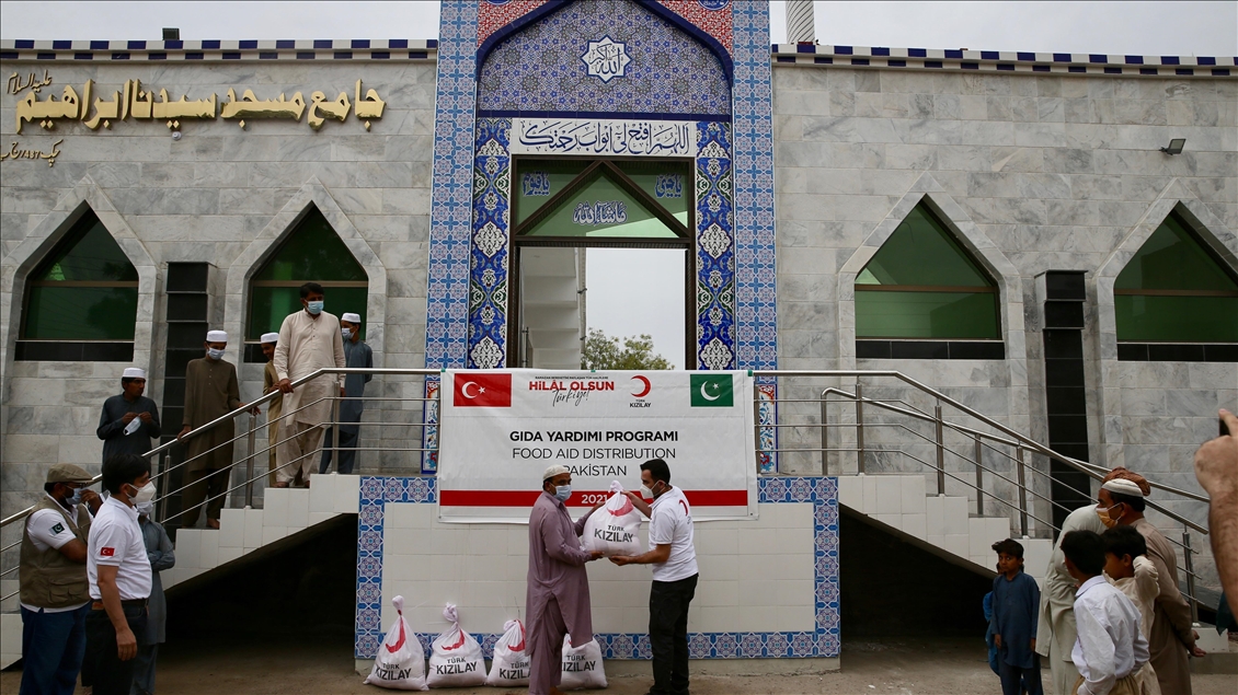 Türk Kızılay, Pakistan’da 200 aileye gıda yardımında bulundu