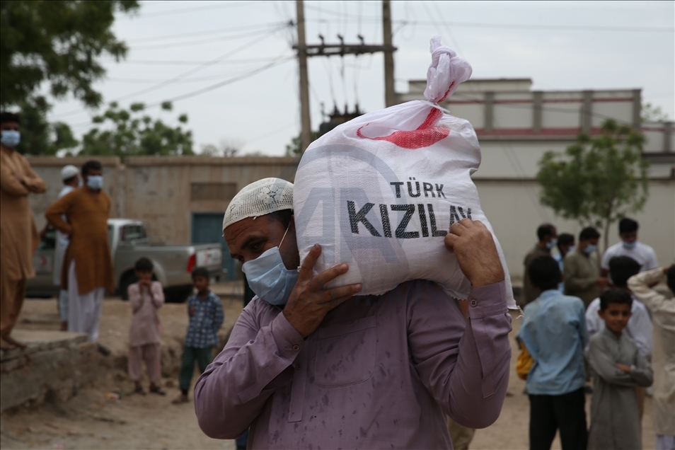 Türk Kızılay, Pakistan’da 200 aileye gıda yardımında bulundu