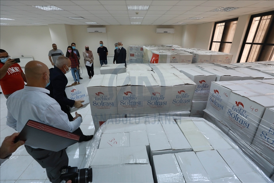 "تيكا" التركية توزع 9 آلاف طرد غذائي لمحتاجين بالضفة الغربية