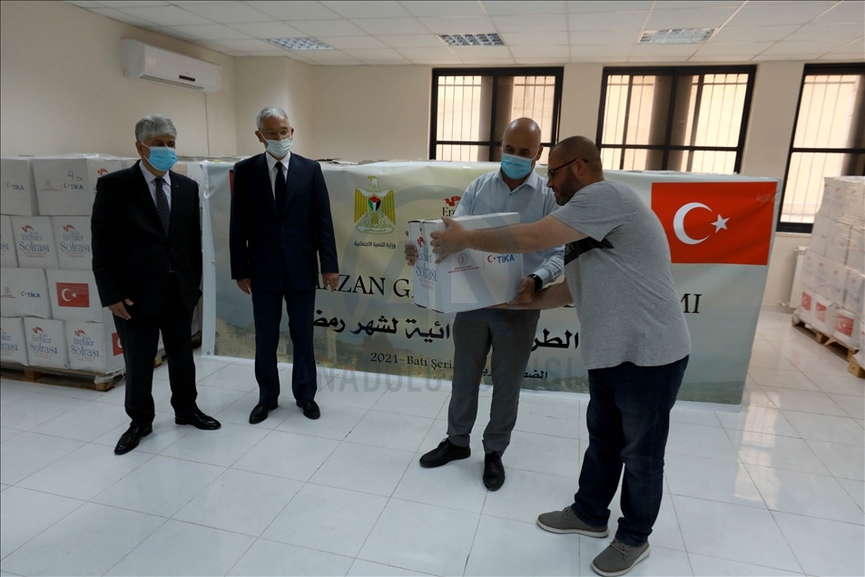 "تيكا" التركية توزع 9 آلاف طرد غذائي لمحتاجين بالضفة الغربية