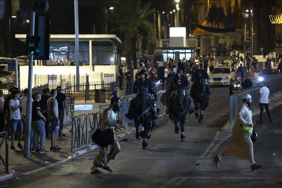 İsrail polisi Doğu Kudüs’te teravih sonrası toplanmak isteyen Filistinlileri dağıttı