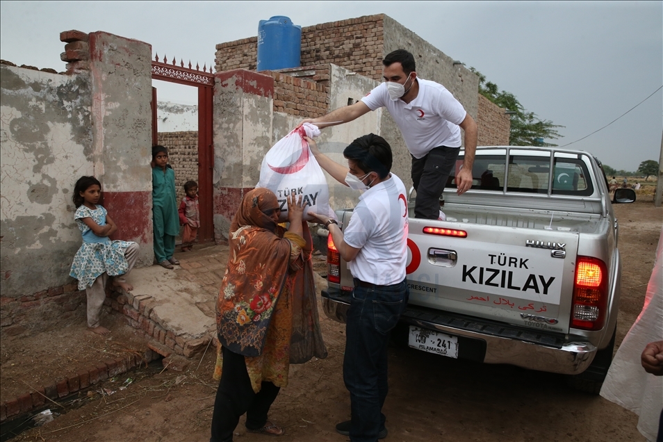 Türk Kızılay, Pakistan’da 200 aileye gıda yardımında bulundu