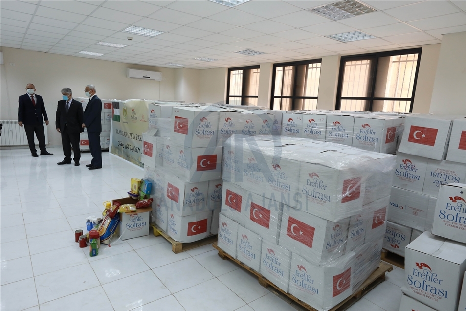 "تيكا" التركية توزع 9 آلاف طرد غذائي لمحتاجين بالضفة الغربية
