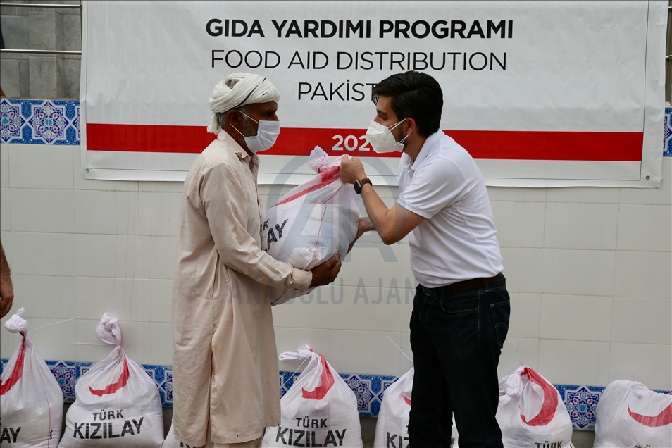 Türk Kızılay, Pakistan’da 200 aileye gıda yardımında bulundu