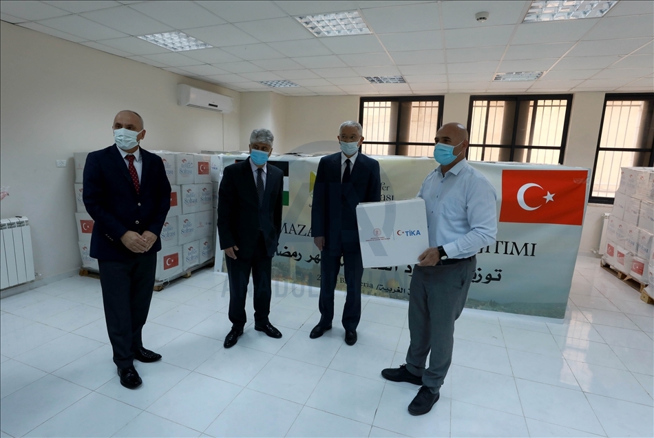 "تيكا" التركية توزع 9 آلاف طرد غذائي لمحتاجين بالضفة الغربية