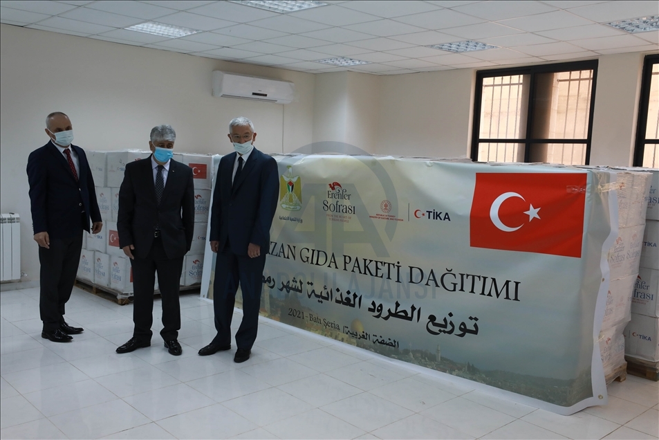 "تيكا" التركية توزع 9 آلاف طرد غذائي لمحتاجين بالضفة الغربية