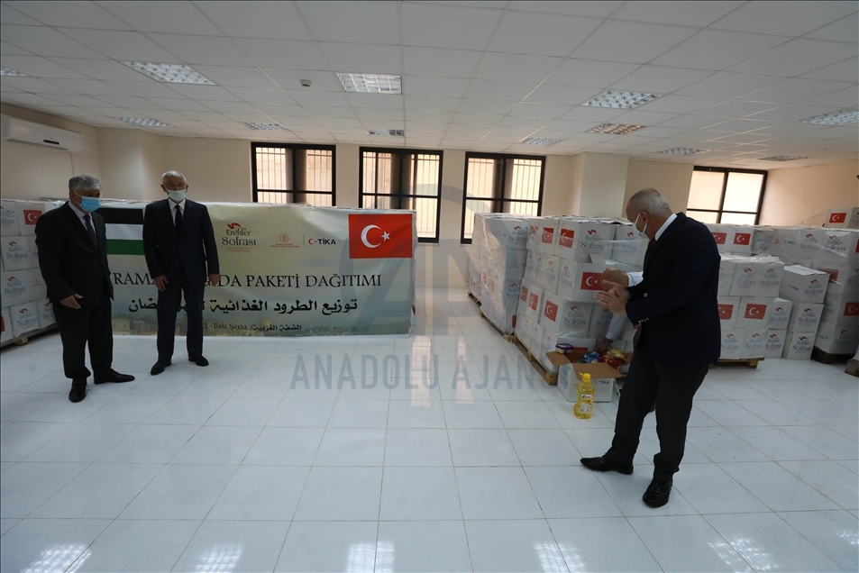 "تيكا" التركية توزع 9 آلاف طرد غذائي لمحتاجين بالضفة الغربية