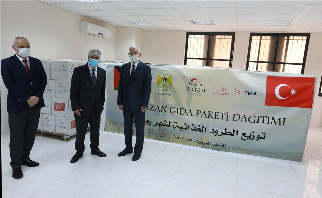 "تيكا" التركية توزع 9 آلاف طرد غذائي لمحتاجين بالضفة الغربية