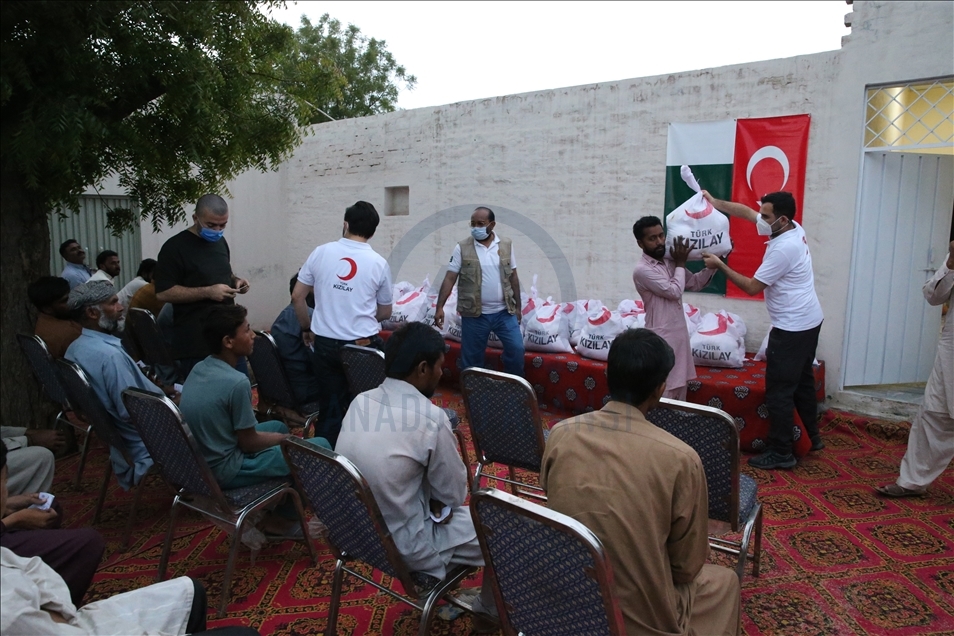 Türk Kızılay, Pakistan’da 200 aileye gıda yardımında bulundu