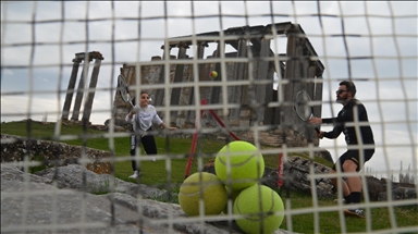 Kütahya'nın tarihi mekanlarında öğrencileriyle tenis oynayıp gençleri spora çağırıyor