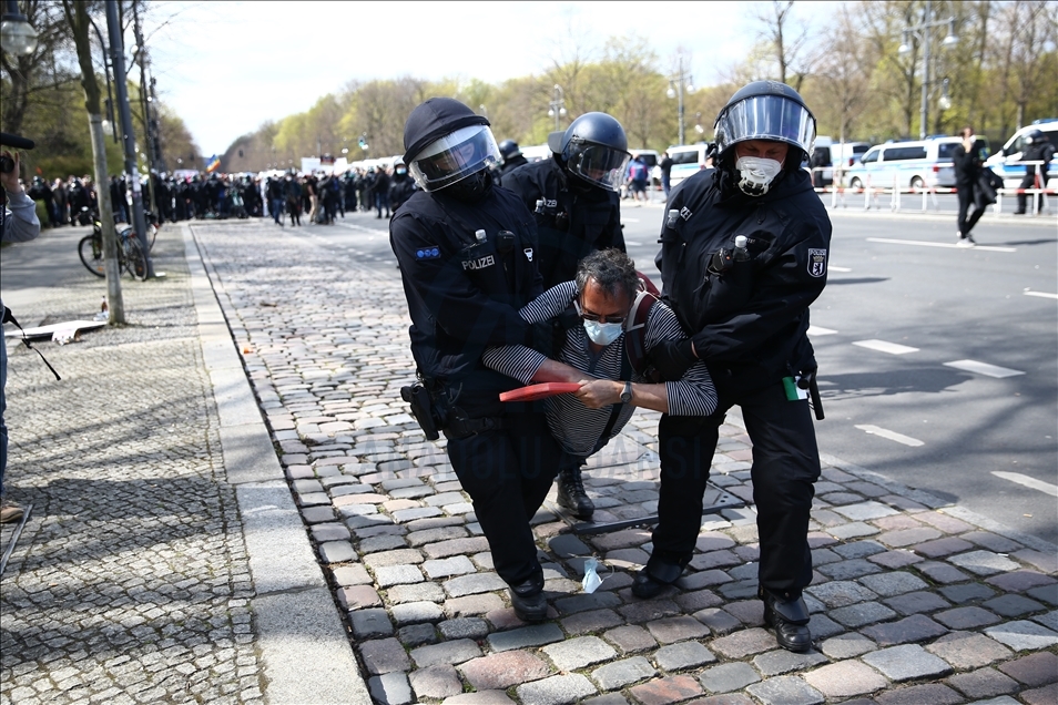 Berlin'de Alman hükümetinin Kovid-19 salgında izlediği politikanın protesto edildiği gösteriye polis müdahalesi