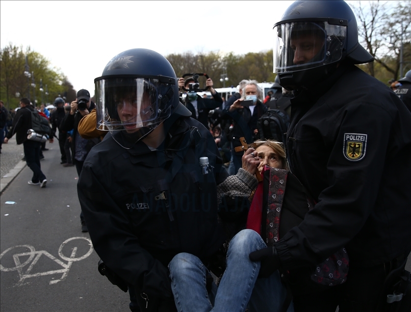 Berlin'de Alman hükümetinin Kovid-19 salgında izlediği politikanın protesto edildiği gösteriye polis müdahalesi