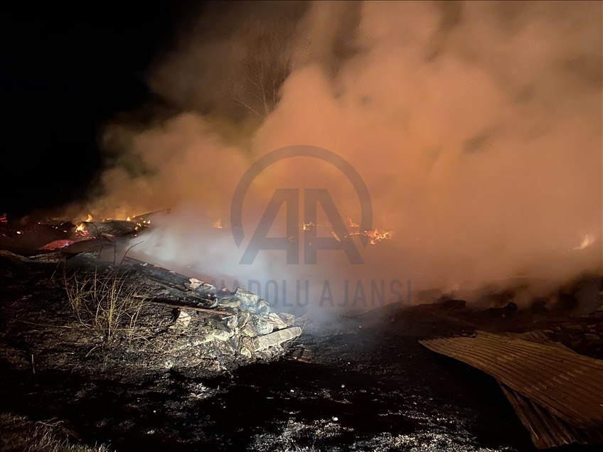 Kastamonu'da 2 ev, 2 ahır ve samanlığın hasar gördüğü yangın kontrol altına alındı