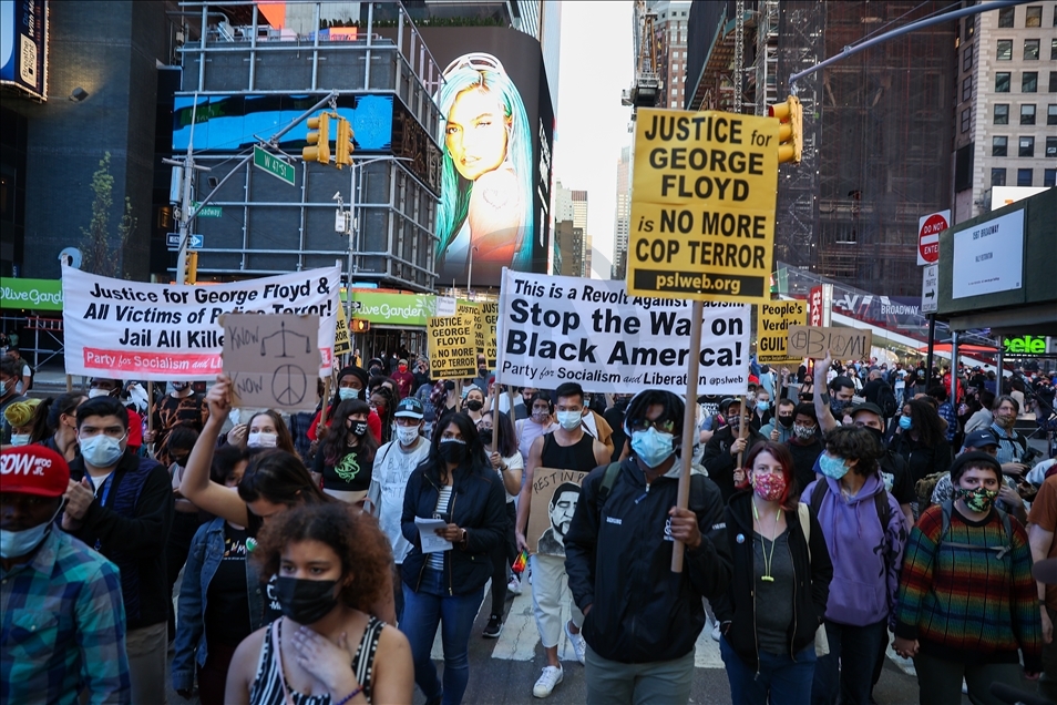 В США экс-полицейского признали виновным по делу об убийстве афроамериканца Флойда