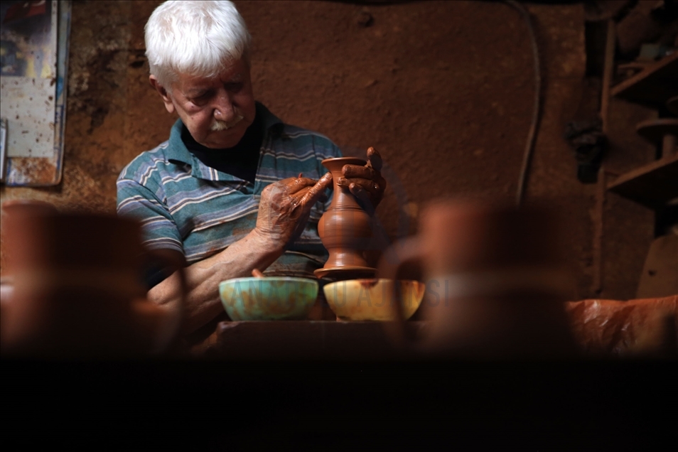 71-year-old pottery master in Turkey's Aydin