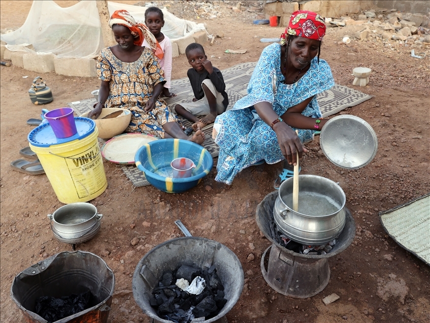 Mali'de hayatın çoğu yükünü kadınlar omuzluyor