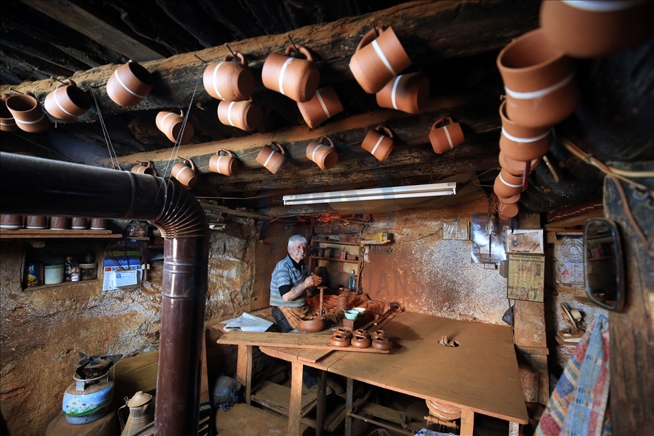 71-year-old pottery master in Turkey's Aydin