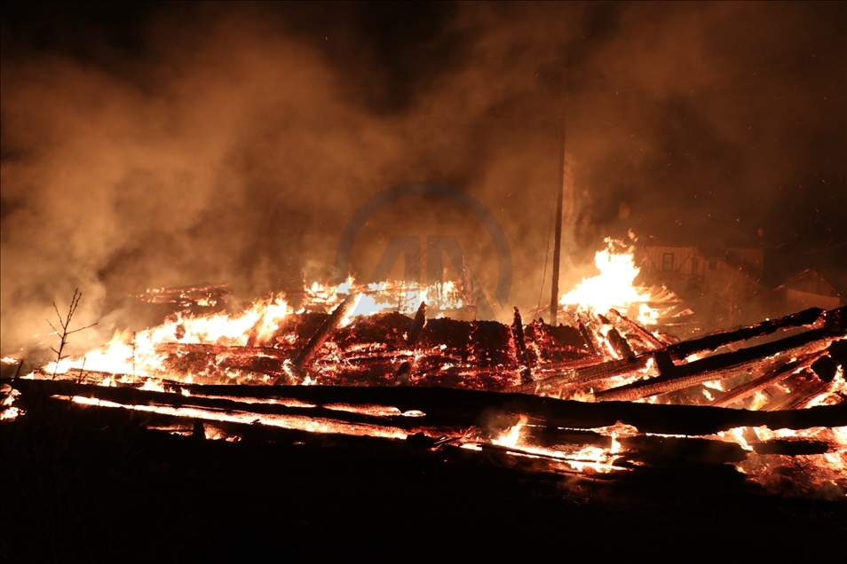 Kastamonu'da 2 ev, 2 ahır ve samanlığın hasar gördüğü yangın söndürülmeye çalışılıyor